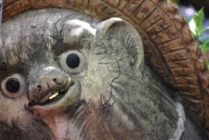 【珍百景】苅田町の県道沿いにある不気味なタヌキの置物